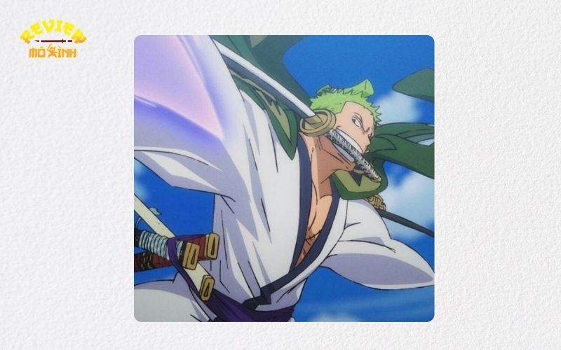 Khi tìm hiểu Roronoa Zoro là ai? Zoro bao nhiêu tuổi? Mọi người sẽ hứng thú với nét tính cách đặc trưng của nhân vật này. Zoro thường thể hiện vẻ ngoài lạnh lùng, nghiêm nghị và đôi lúc mất kiên nhẫn. 
Mặc dù trong các trận chiến anh đầy tự tin nhưng Zoro One Piece ít khi cười đùa và hiếm thấy anh hòa mình vào những trò vui với đồng đội. Những khoảnh khắc anh rơi lệ rất hiếm. Anh chỉ rơi nước mắt khi người bạn Kuina của anh qua đời, khi bị Mihawk đánh bại và đặc biệt là lời thề với Luffy. 
Lòng trung thành và danh dự đối với Zoro One Piece là điều tối quan trọng. Anh không bao giờ tấn công kẻ thù từ phía sau. Vì trung thành với Luffy nên Zoro luôn tôn trọng quyết định của thuyền trưởng, kể cả khi bản thân có đồng tình hay không. Anh thậm chí sẵn sàng rời bỏ băng nếu Luffy coi nhẹ những nguyên tắc danh dự. 
Zoro One Piece cũng là người có tấm lòng nhân ái, sẵn sàng liều mạng để bảo vệ người vô tội dù không quen biết. Khi đấu với kẻ yếu hoặc những người không đáng bị tổn thương, anh luôn sử dụng cạnh không sắc của kiếm để tránh gây hại. 
Anh căm ghét sự tàn ác và đối xử lịch thiệp với phụ nữ dù không quan tâm nhiều đến họ. Đặc biệt, anh luôn có chút lúng túng khi đối mặt với Tashigi là người có vẻ ngoài gợi nhớ đến Kuina. Ngoài ra, rượu và kiếm là niềm đam mê không thể thiếu trong cuộc sống của Zoro. 
