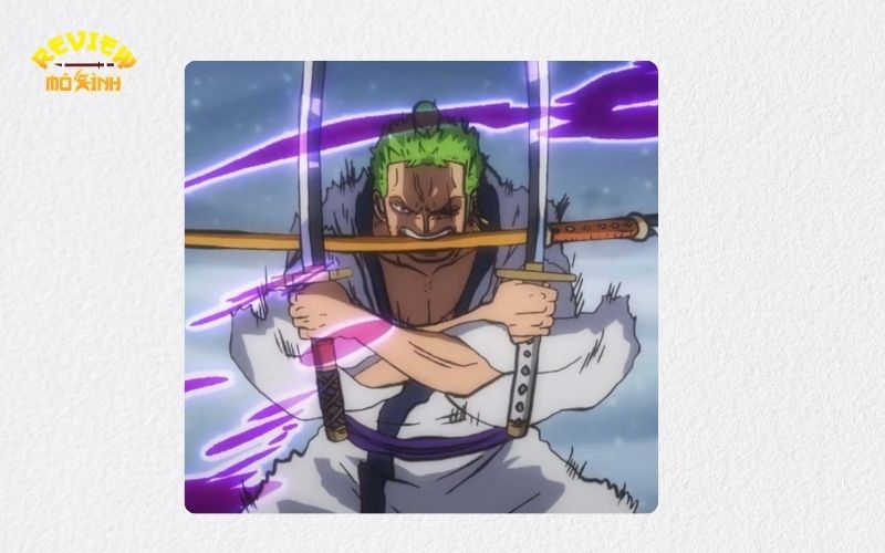 Khi tìm hiểu Roronoa Zoro là ai? Zoro bao nhiêu tuổi? Mọi người sẽ hứng thú với nét tính cách đặc trưng của nhân vật này. Zoro thường thể hiện vẻ ngoài lạnh lùng, nghiêm nghị và đôi lúc mất kiên nhẫn. 
Mặc dù trong các trận chiến anh đầy tự tin nhưng Zoro One Piece ít khi cười đùa và hiếm thấy anh hòa mình vào những trò vui với đồng đội. Những khoảnh khắc anh rơi lệ rất hiếm. Anh chỉ rơi nước mắt khi người bạn Kuina của anh qua đời, khi bị Mihawk đánh bại và đặc biệt là lời thề với Luffy. 
Lòng trung thành và danh dự đối với Zoro One Piece là điều tối quan trọng. Anh không bao giờ tấn công kẻ thù từ phía sau. Vì trung thành với Luffy nên Zoro luôn tôn trọng quyết định của thuyền trưởng, kể cả khi bản thân có đồng tình hay không. Anh thậm chí sẵn sàng rời bỏ băng nếu Luffy coi nhẹ những nguyên tắc danh dự. 
Zoro One Piece cũng là người có tấm lòng nhân ái, sẵn sàng liều mạng để bảo vệ người vô tội dù không quen biết. Khi đấu với kẻ yếu hoặc những người không đáng bị tổn thương, anh luôn sử dụng cạnh không sắc của kiếm để tránh gây hại. 
Anh căm ghét sự tàn ác và đối xử lịch thiệp với phụ nữ dù không quan tâm nhiều đến họ. Đặc biệt, anh luôn có chút lúng túng khi đối mặt với Tashigi là người có vẻ ngoài gợi nhớ đến Kuina. Ngoài ra, rượu và kiếm là niềm đam mê không thể thiếu trong cuộc sống của Zoro. 
