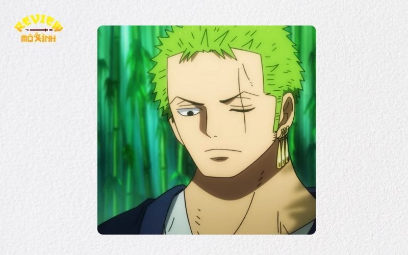 Khi tìm hiểu Roronoa Zoro là ai? Zoro bao nhiêu tuổi? Mọi người sẽ hứng thú với nét tính cách đặc trưng của nhân vật này. Zoro thường thể hiện vẻ ngoài lạnh lùng, nghiêm nghị và đôi lúc mất kiên nhẫn. 
Mặc dù trong các trận chiến anh đầy tự tin nhưng Zoro One Piece ít khi cười đùa và hiếm thấy anh hòa mình vào những trò vui với đồng đội. Những khoảnh khắc anh rơi lệ rất hiếm. Anh chỉ rơi nước mắt khi người bạn Kuina của anh qua đời, khi bị Mihawk đánh bại và đặc biệt là lời thề với Luffy. 
Lòng trung thành và danh dự đối với Zoro One Piece là điều tối quan trọng. Anh không bao giờ tấn công kẻ thù từ phía sau. Vì trung thành với Luffy nên Zoro luôn tôn trọng quyết định của thuyền trưởng, kể cả khi bản thân có đồng tình hay không. Anh thậm chí sẵn sàng rời bỏ băng nếu Luffy coi nhẹ những nguyên tắc danh dự. 
Zoro One Piece cũng là người có tấm lòng nhân ái, sẵn sàng liều mạng để bảo vệ người vô tội dù không quen biết. Khi đấu với kẻ yếu hoặc những người không đáng bị tổn thương, anh luôn sử dụng cạnh không sắc của kiếm để tránh gây hại. 
Anh căm ghét sự tàn ác và đối xử lịch thiệp với phụ nữ dù không quan tâm nhiều đến họ. Đặc biệt, anh luôn có chút lúng túng khi đối mặt với Tashigi là người có vẻ ngoài gợi nhớ đến Kuina. Ngoài ra, rượu và kiếm là niềm đam mê không thể thiếu trong cuộc sống của Zoro. 
